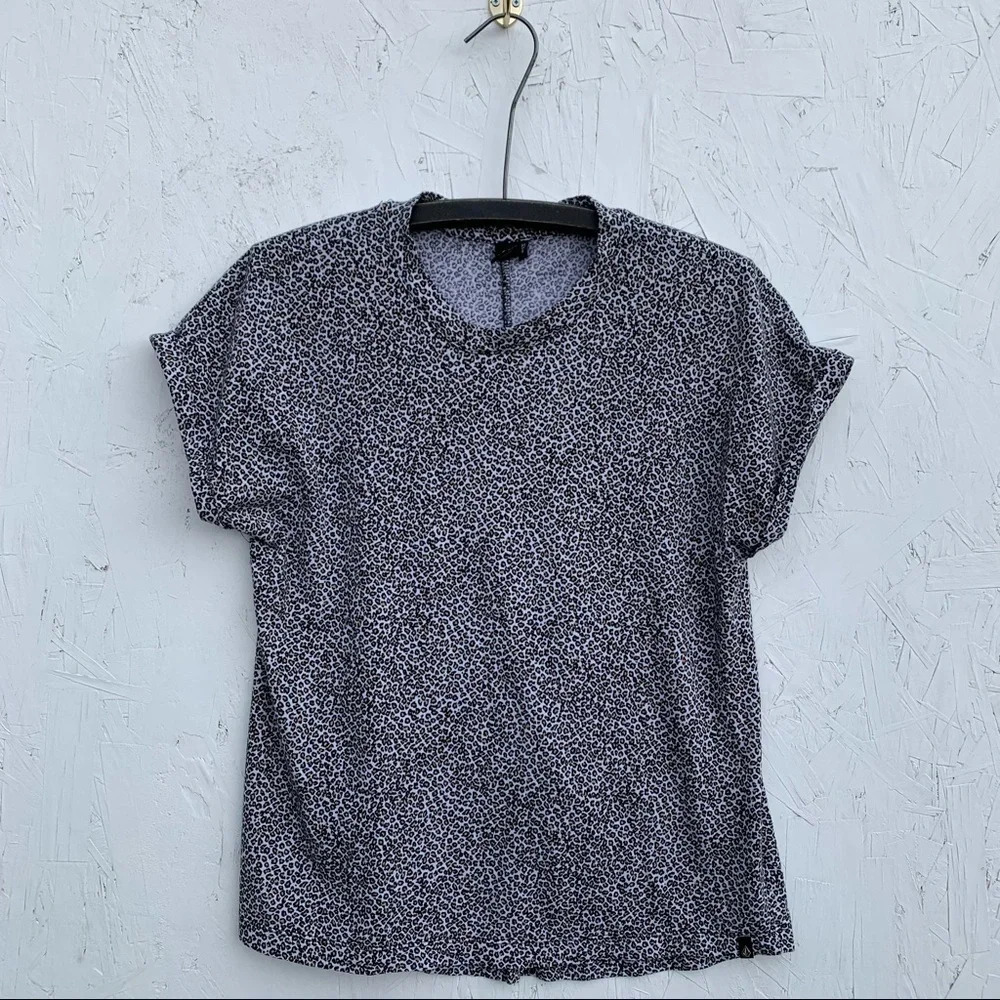 3 FOR $25 VOLCOM CHEETAH PRINT T-SHIRT XS